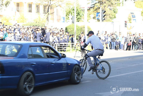 Унадаг дугуйтай хүүхэд мөргөж гэмтээсэн ослууд гарлаа
